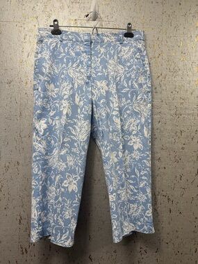 Briggs New York Women’s Capri Baby Blue and White Floral Pants